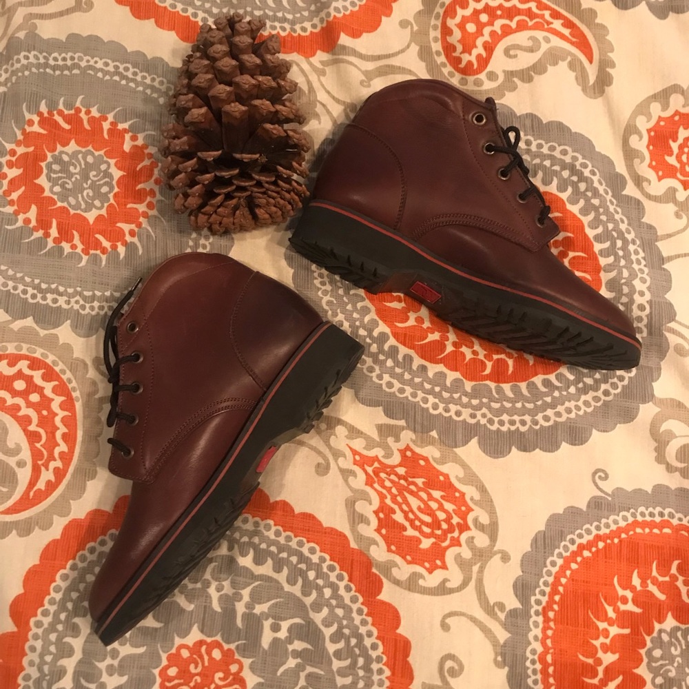 Tony LAMA low Round toe booties